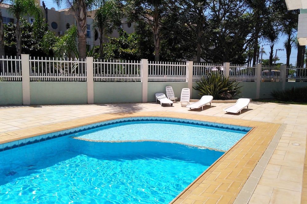 حوض السباحة