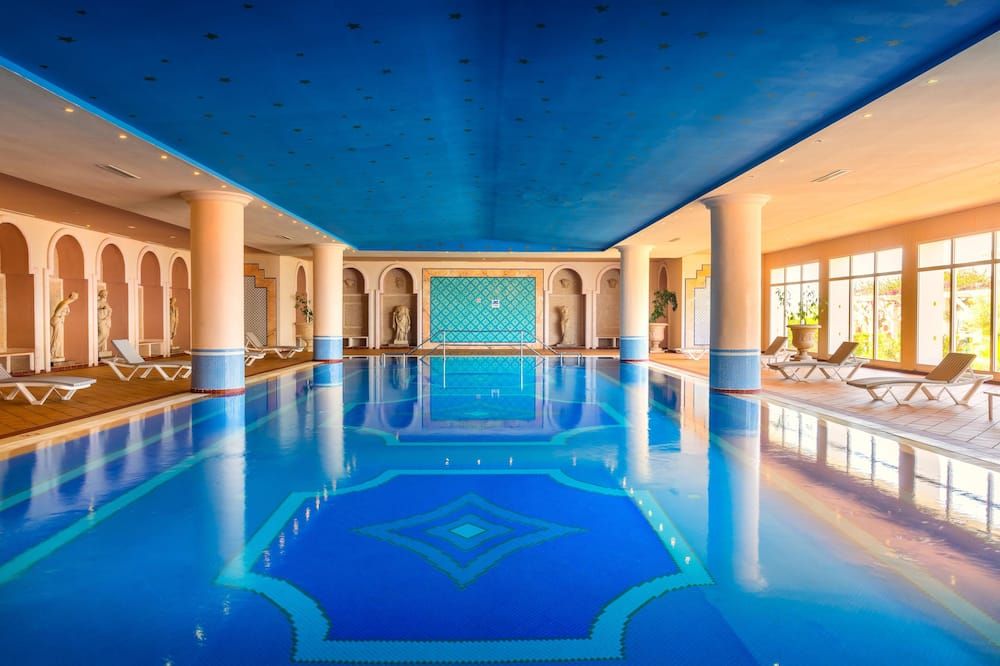 حوض السباحة