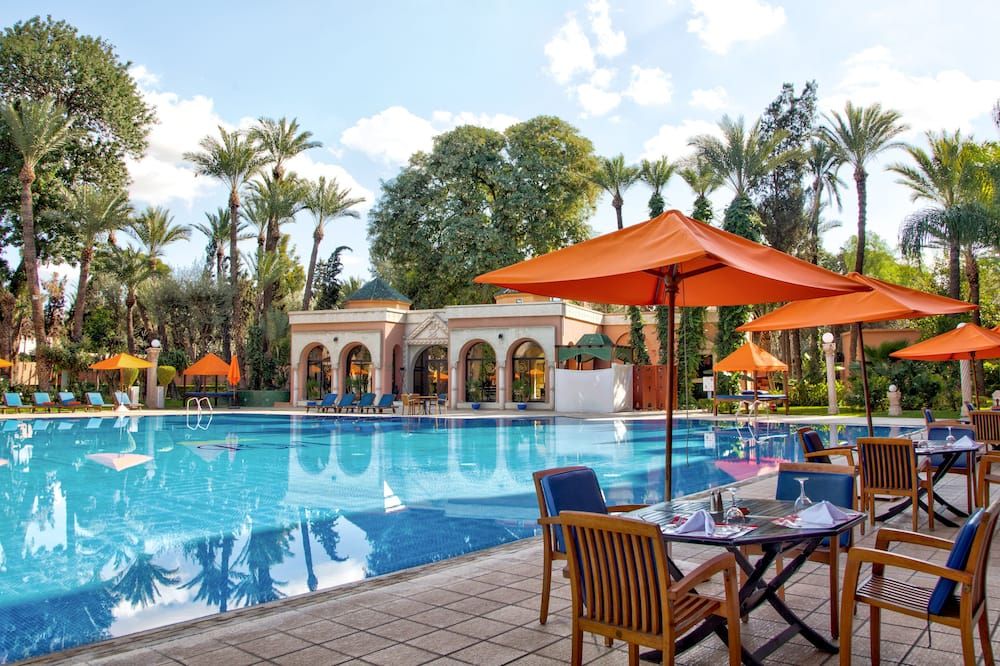 حوض السباحة