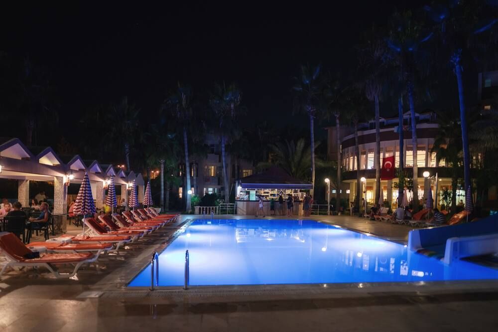 حوض السباحة