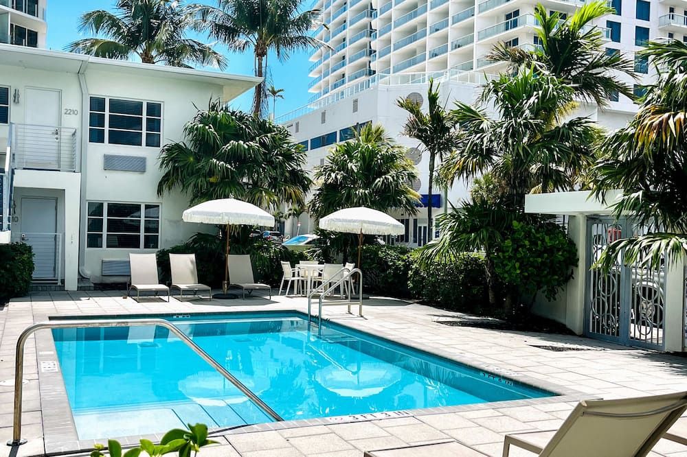 حوض السباحة