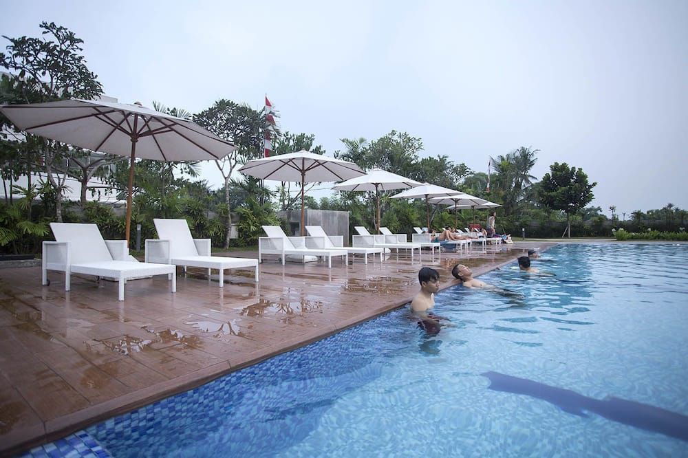 حوض السباحة