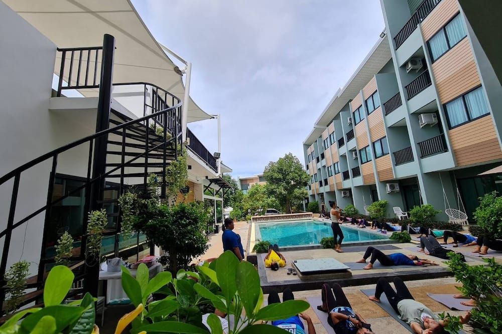 حوض السباحة