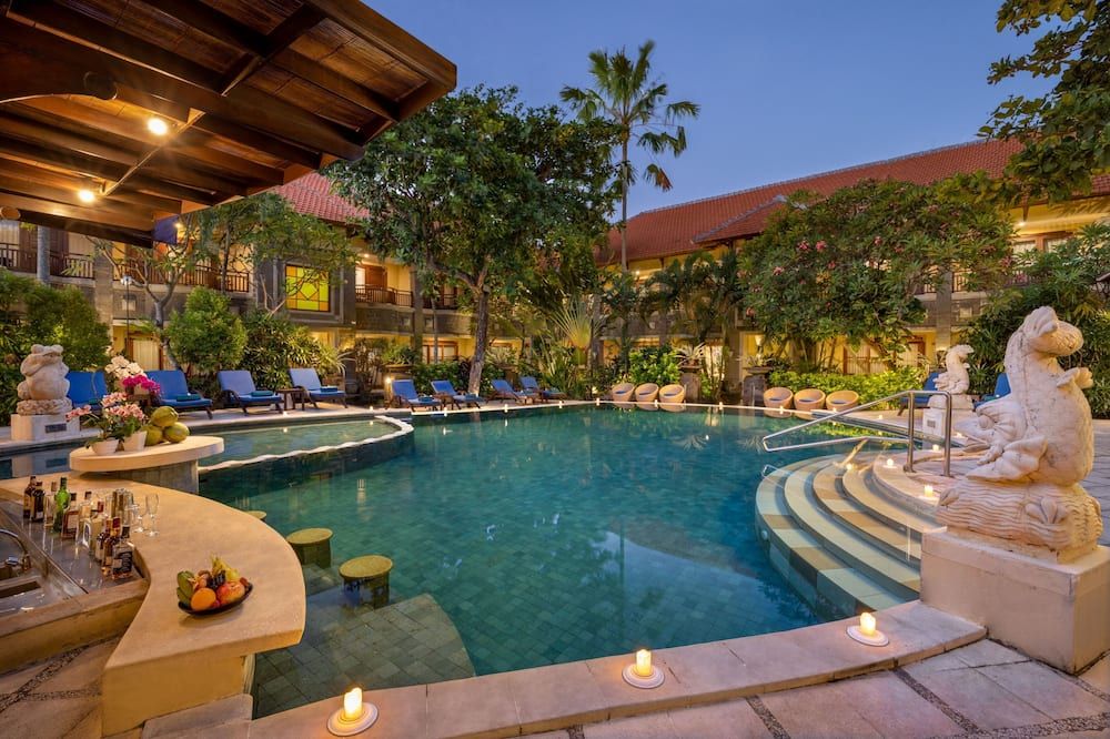 حوض السباحة