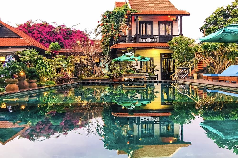 حوض السباحة