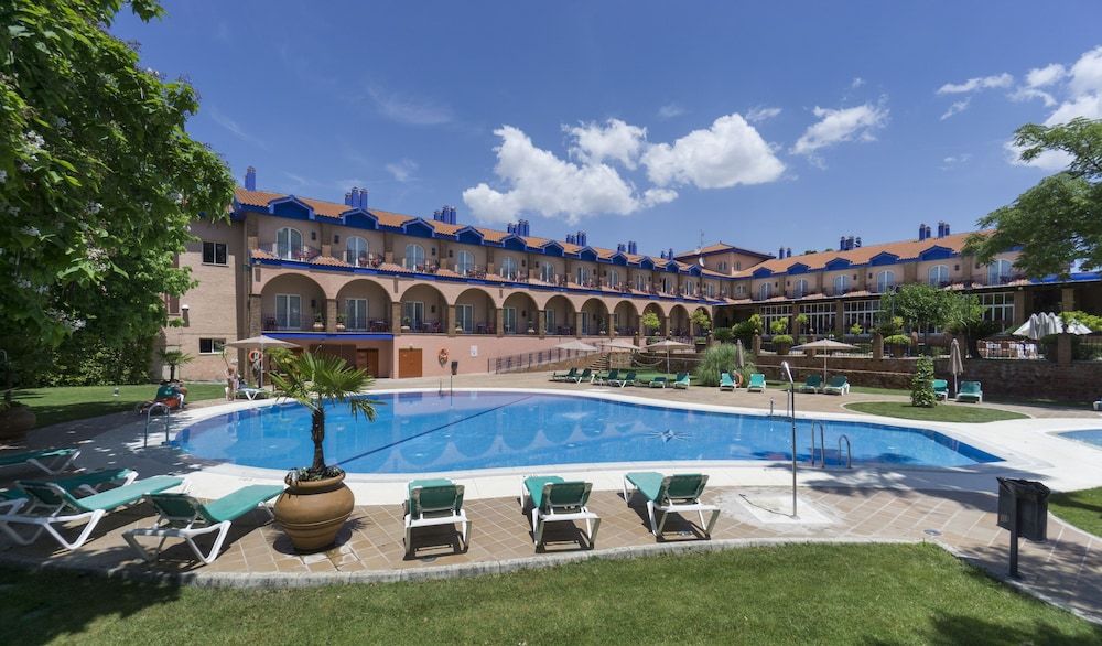 حوض السباحة