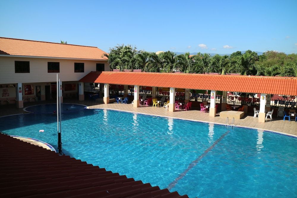 حوض السباحة