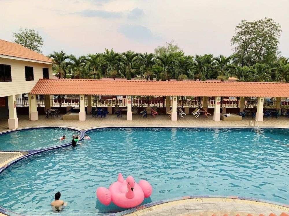 حوض السباحة