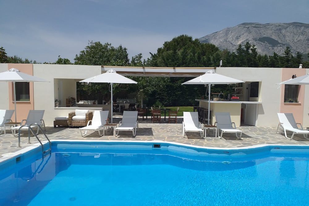 حوض السباحة