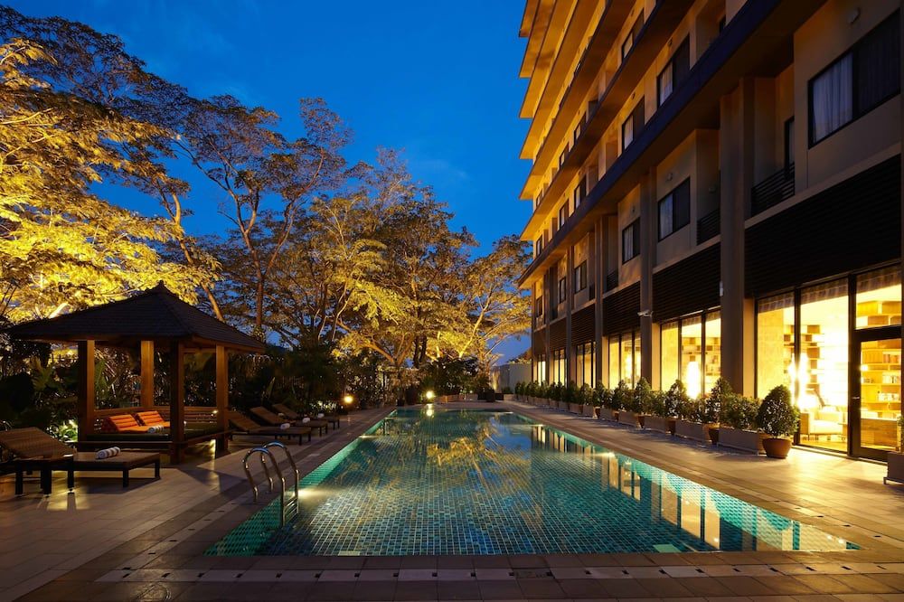 حوض السباحة