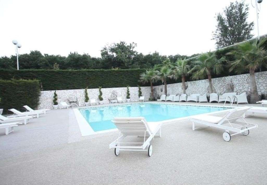 حوض السباحة