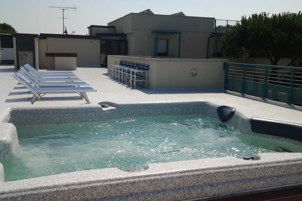 حوض السباحة