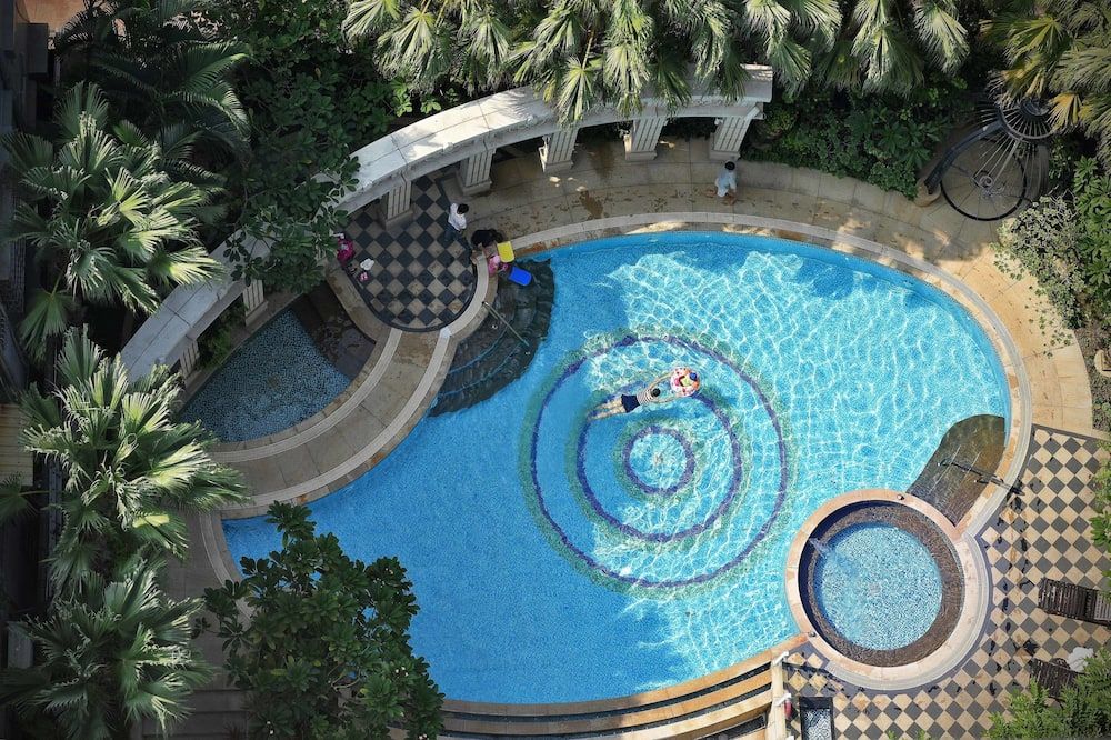 حوض السباحة