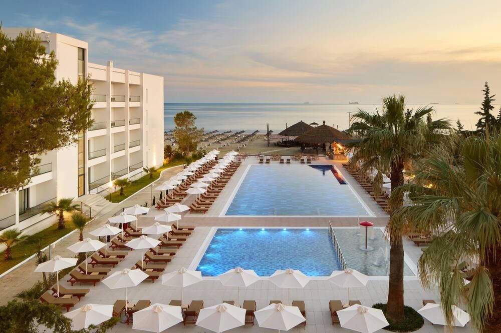 حوض السباحة