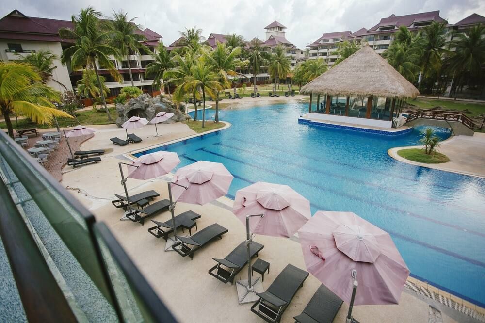 حوض السباحة