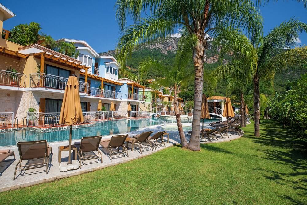 حوض السباحة