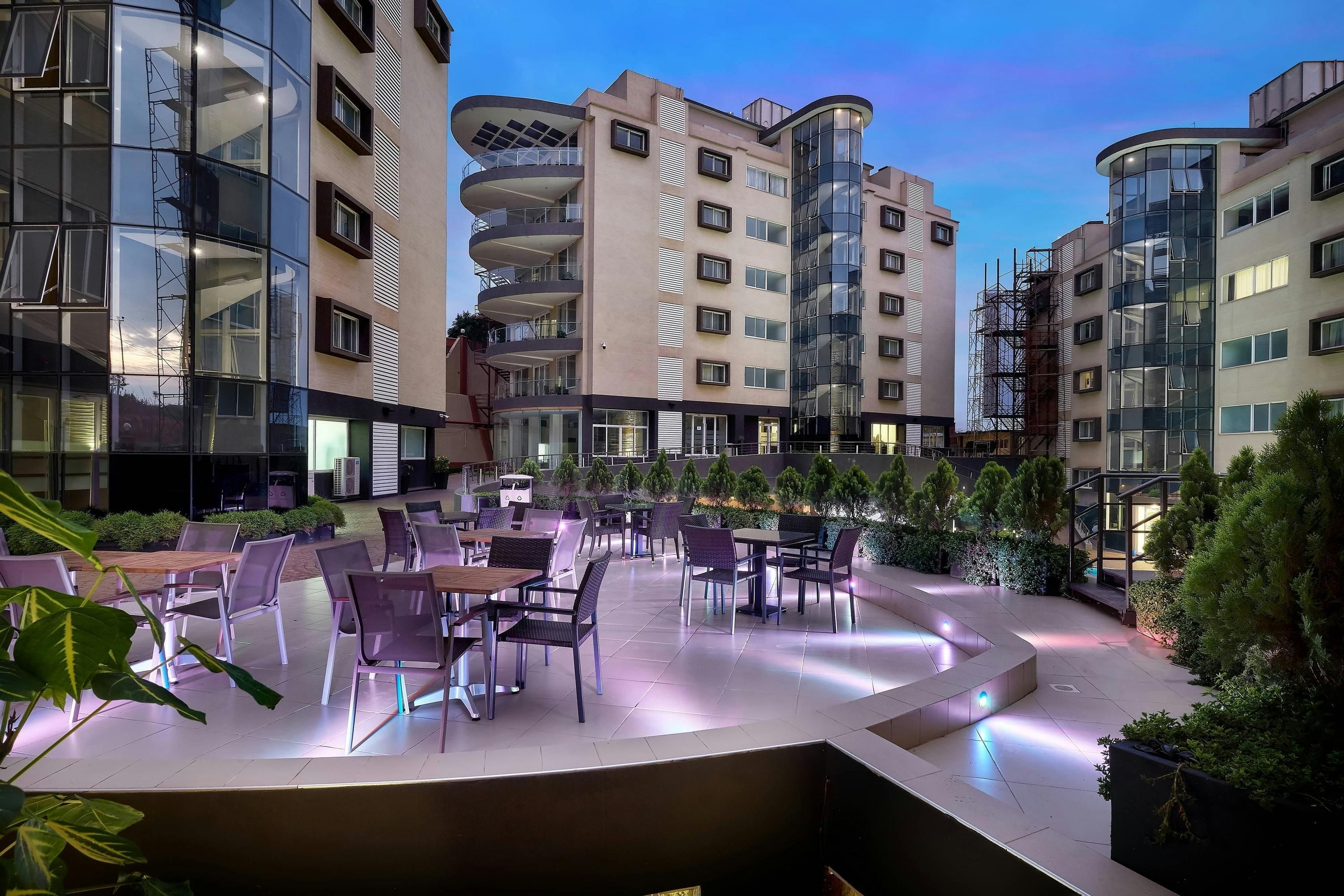 حوض السباحة