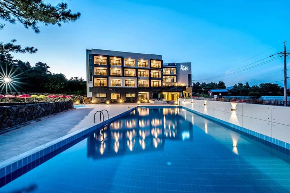 حوض السباحة صورة