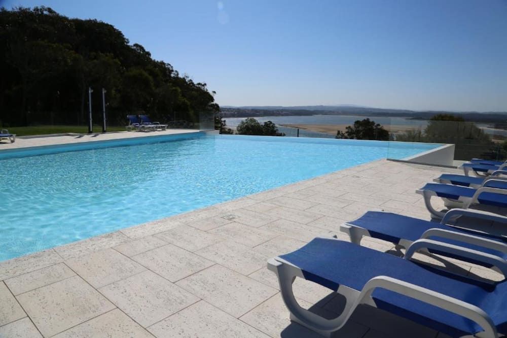 حوض السباحة