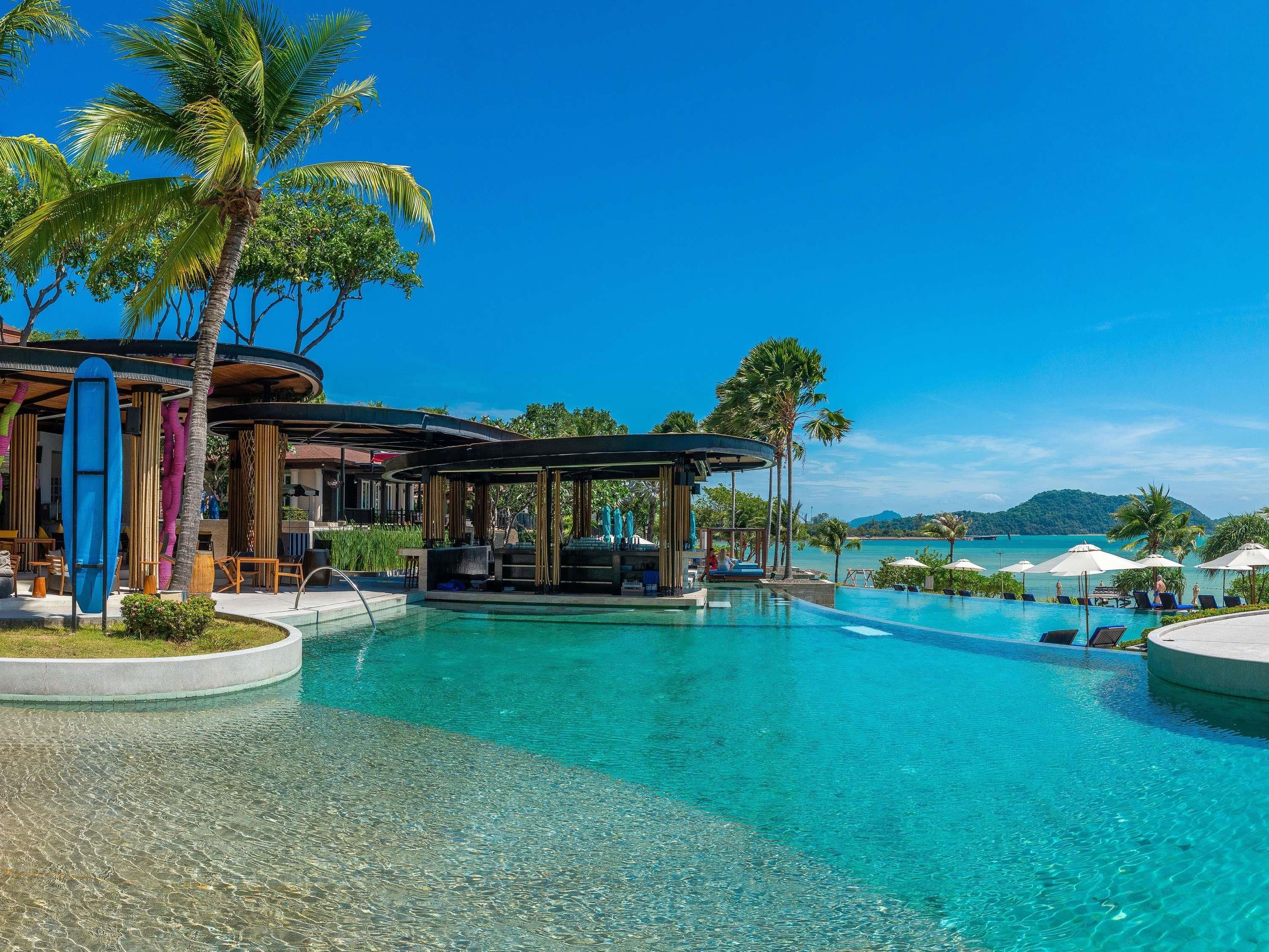 حوض السباحة