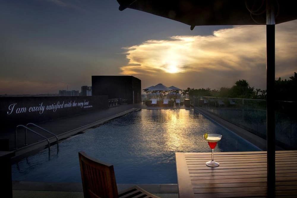 حوض السباحة