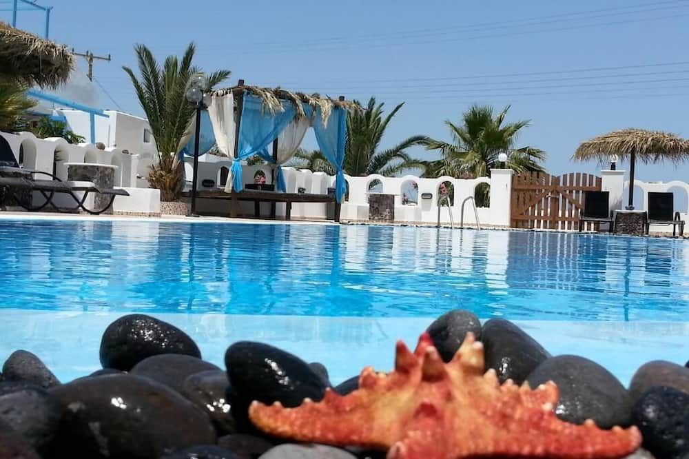 حوض السباحة
