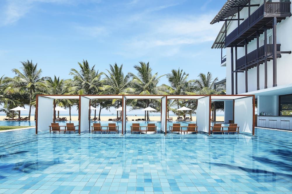 حوض السباحة