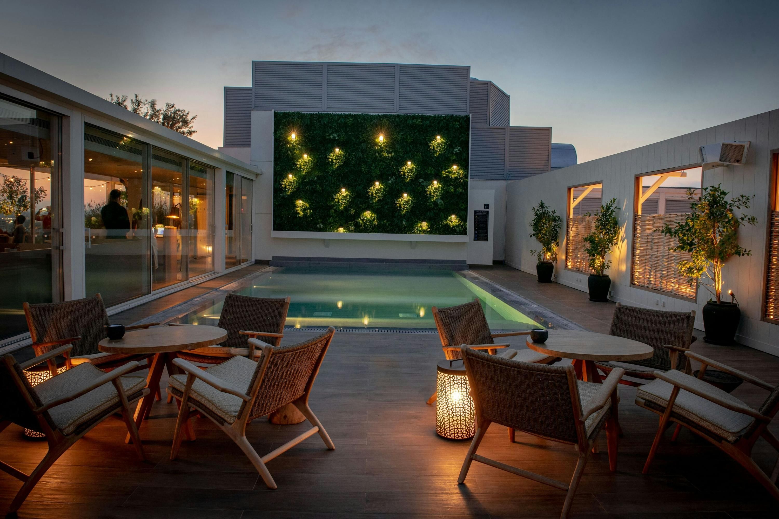 حوض السباحة