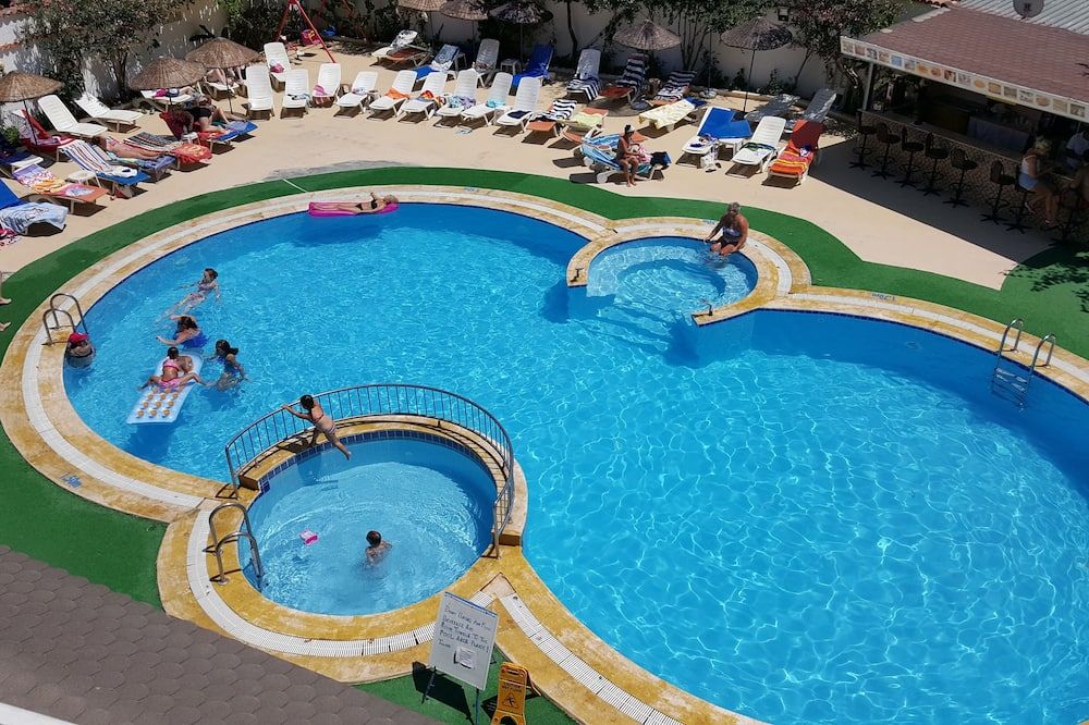 حوض السباحة صورة