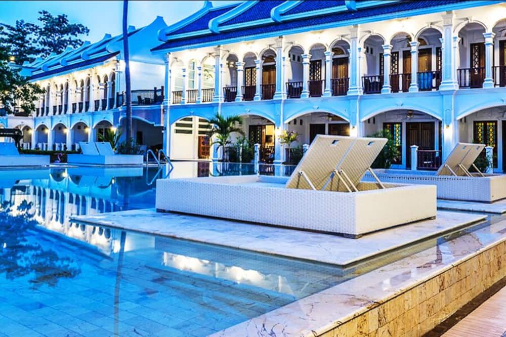 حوض السباحة