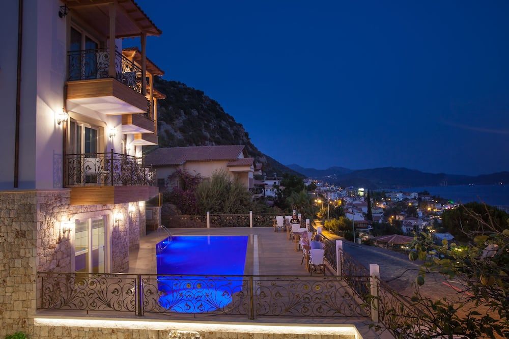 حوض السباحة