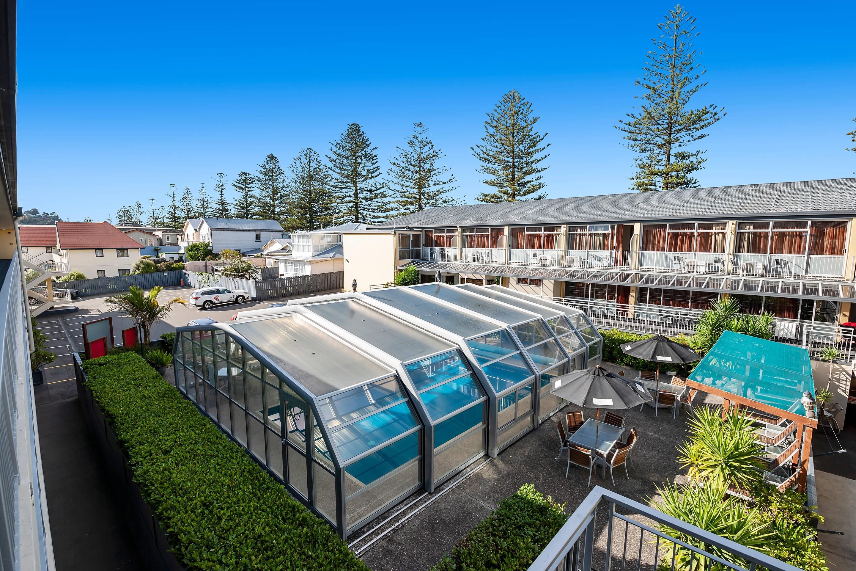 حوض السباحة