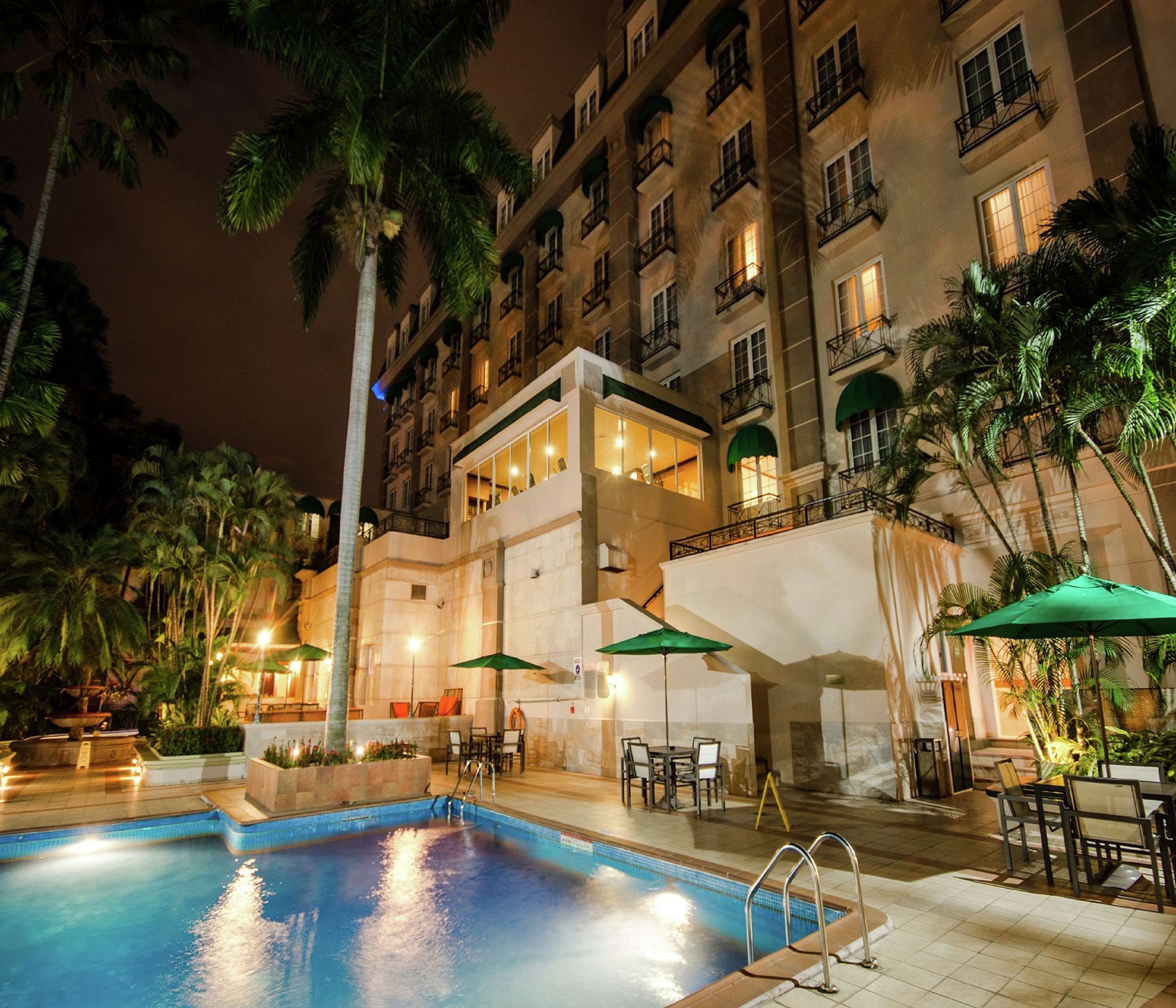 حوض السباحة