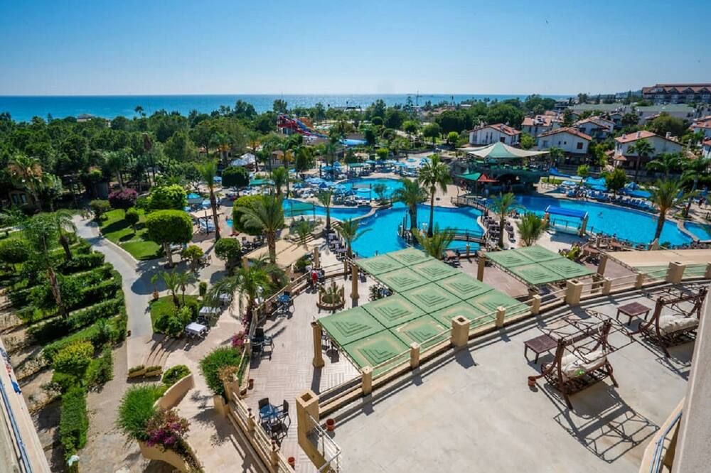 حوض السباحة