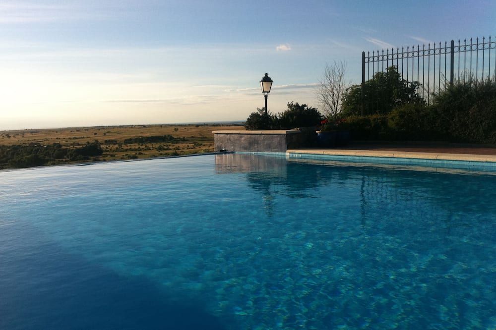 حوض السباحة