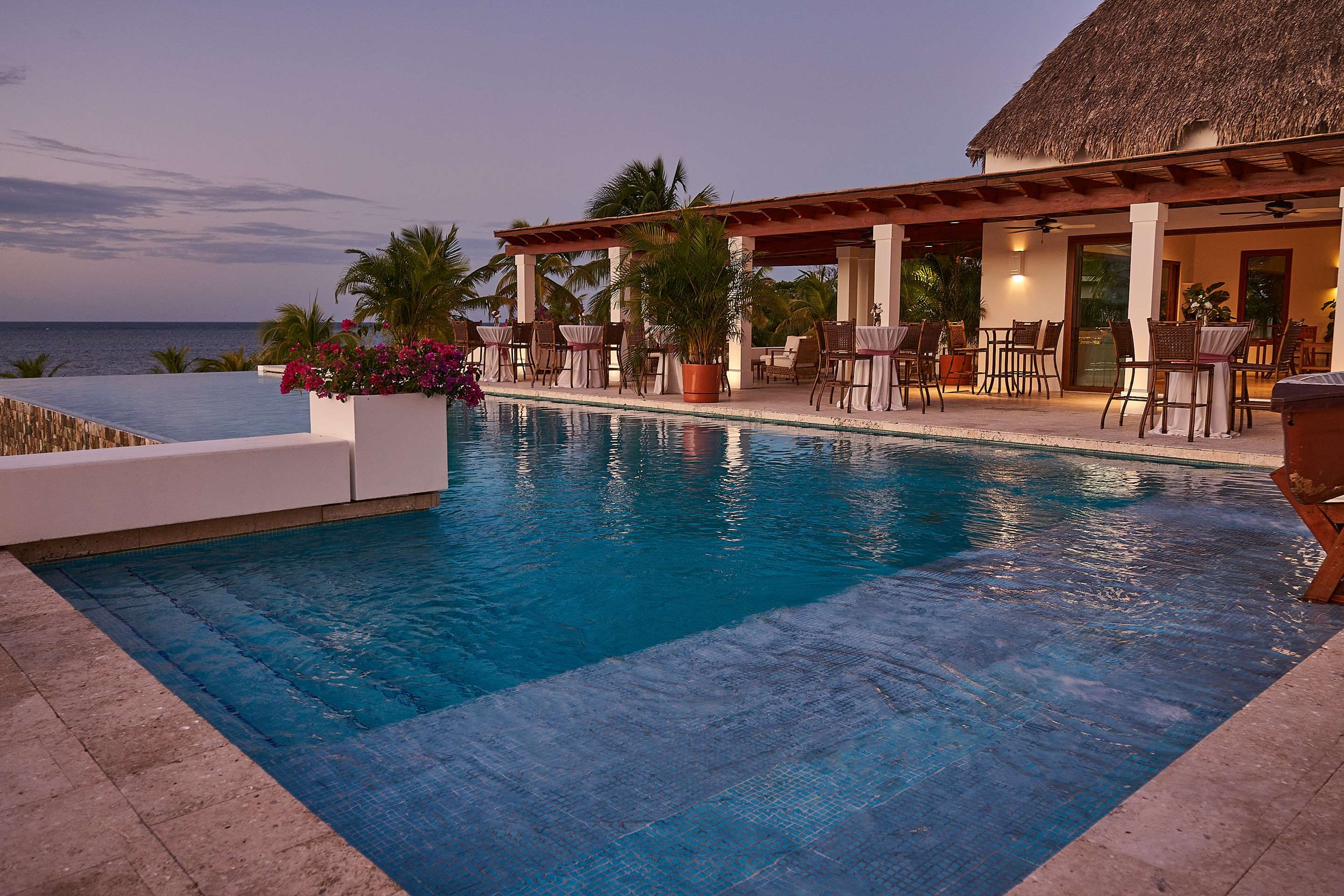 حوض السباحة