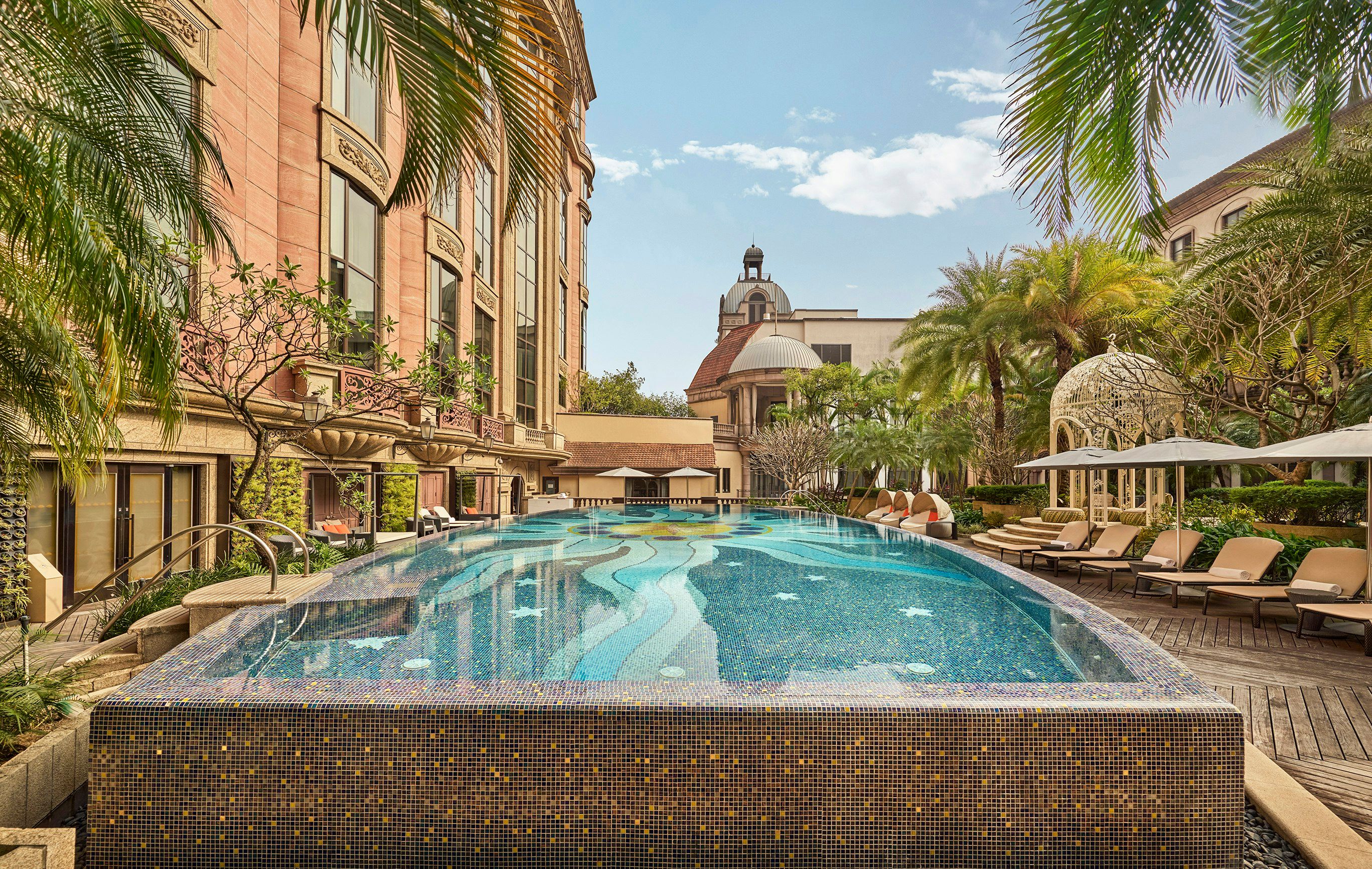 حوض السباحة