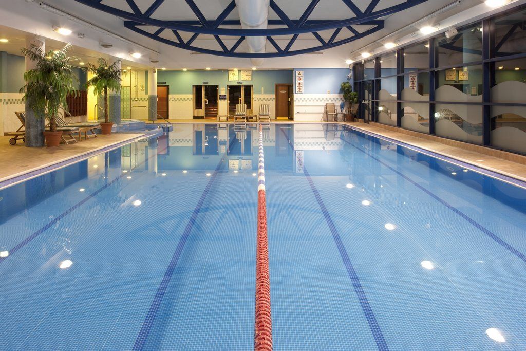 حوض السباحة