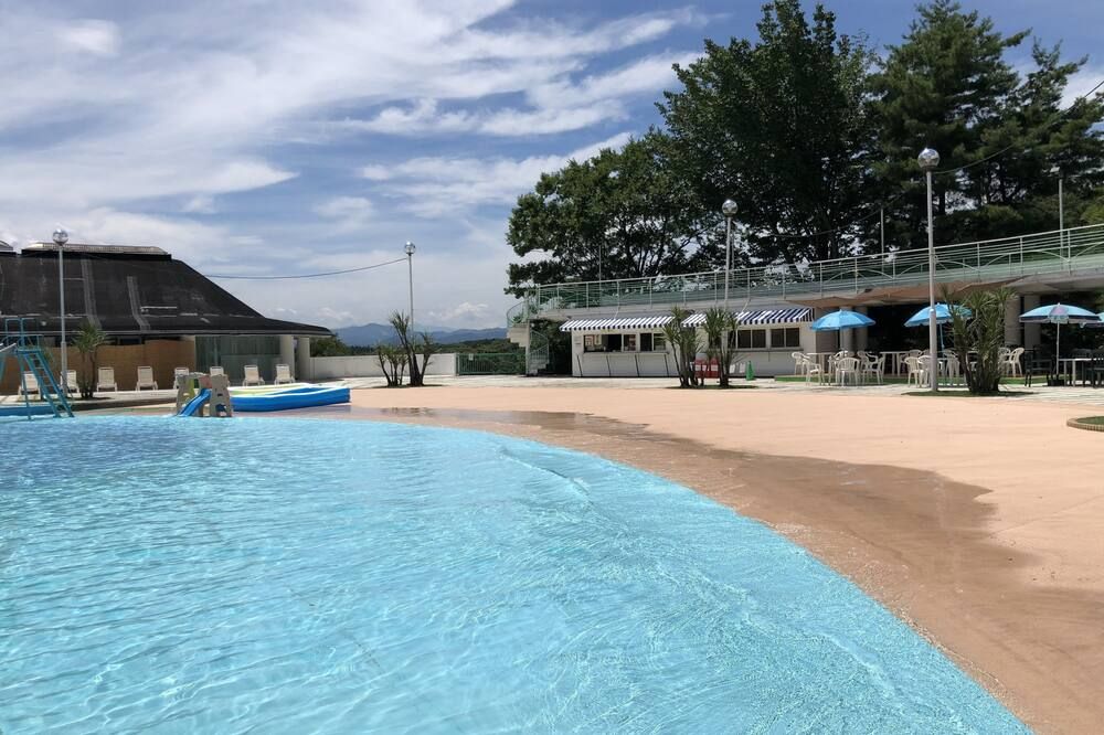 حوض السباحة