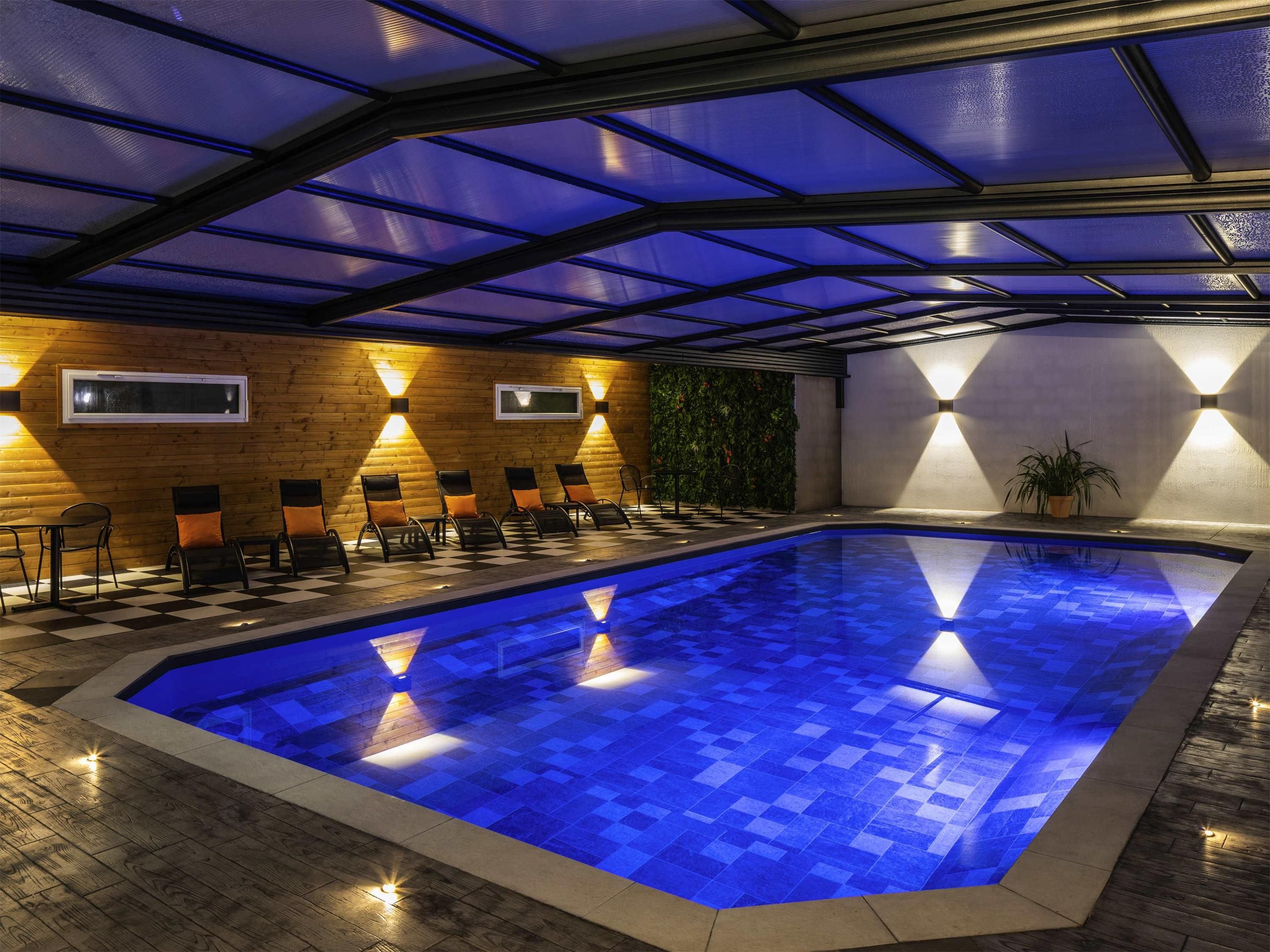 حوض السباحة