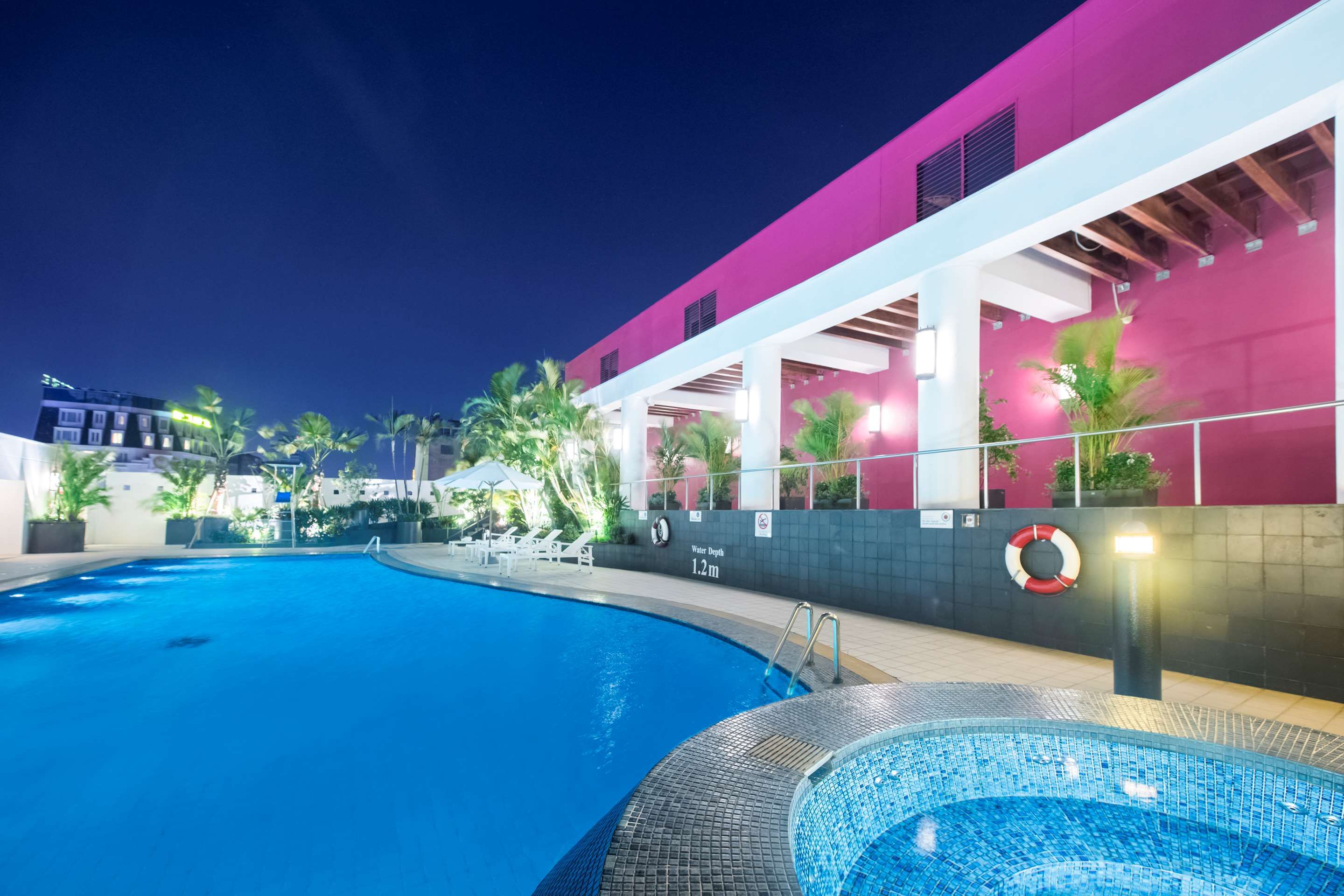 حوض السباحة