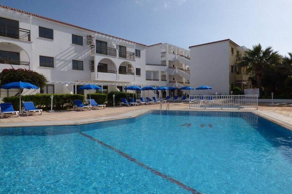 حوض السباحة