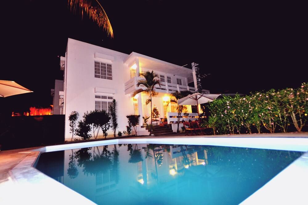 حوض السباحة