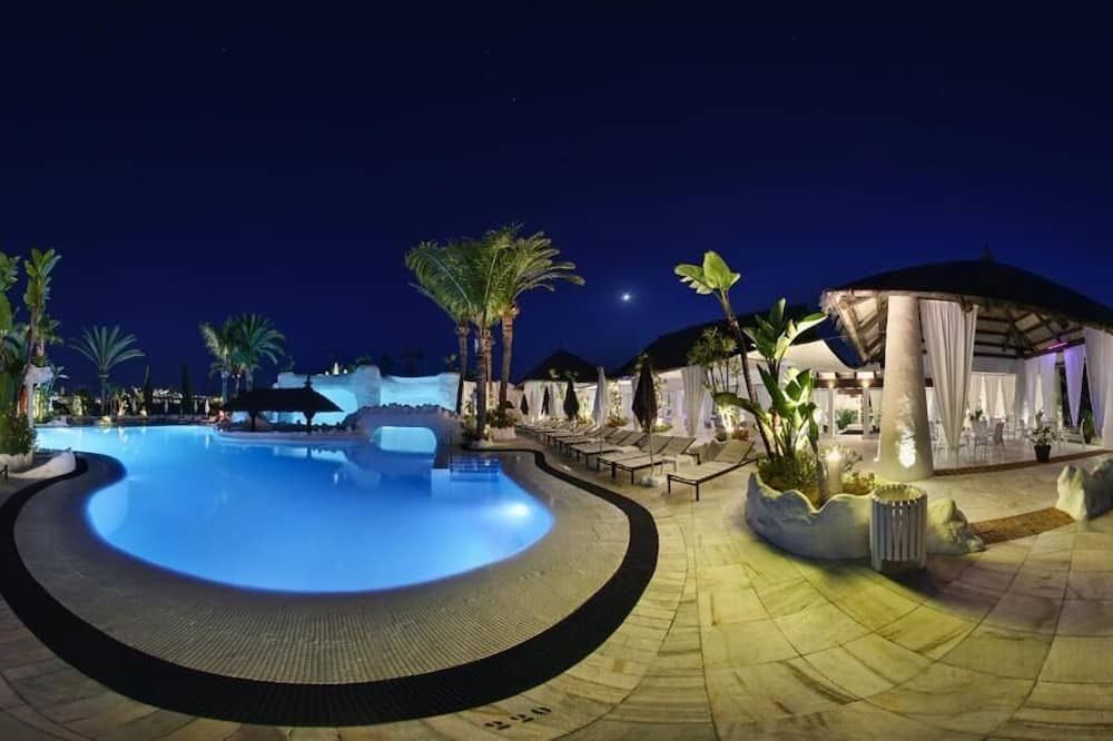 حوض السباحة