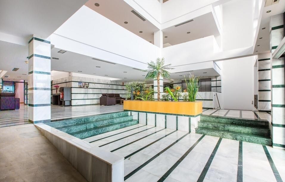 حوض السباحة