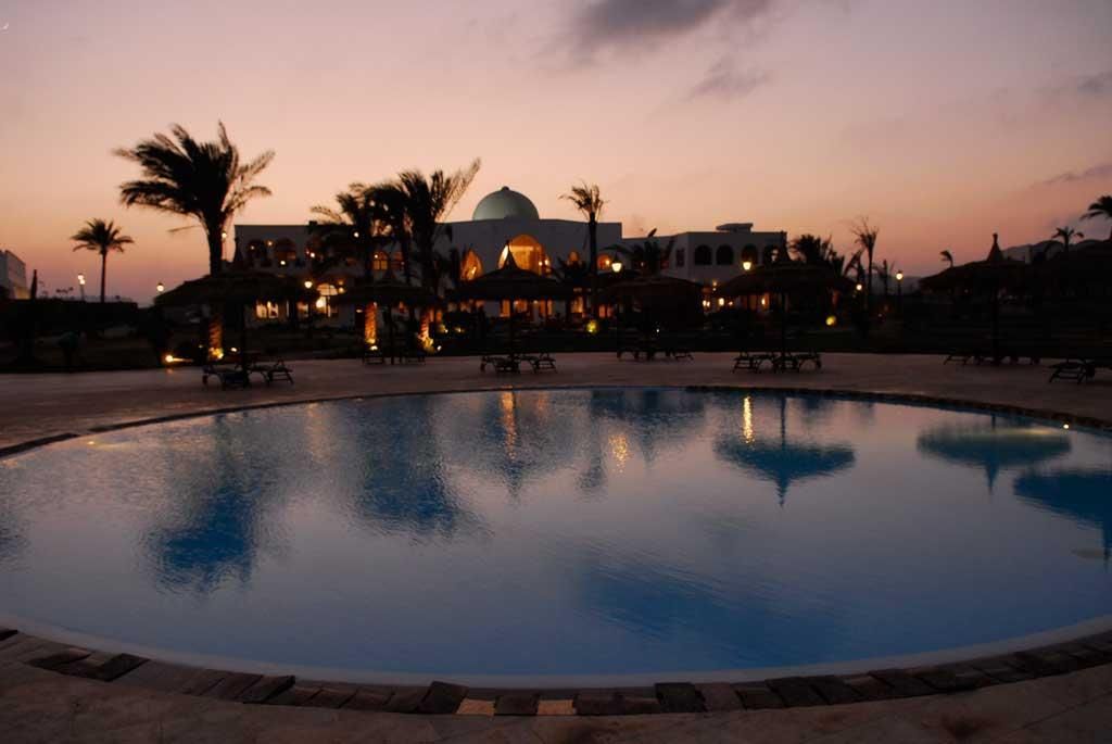 حوض السباحة