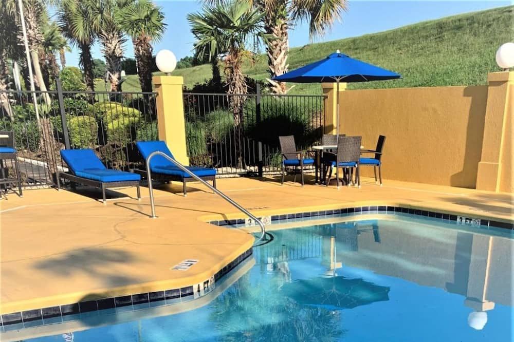 حوض السباحة