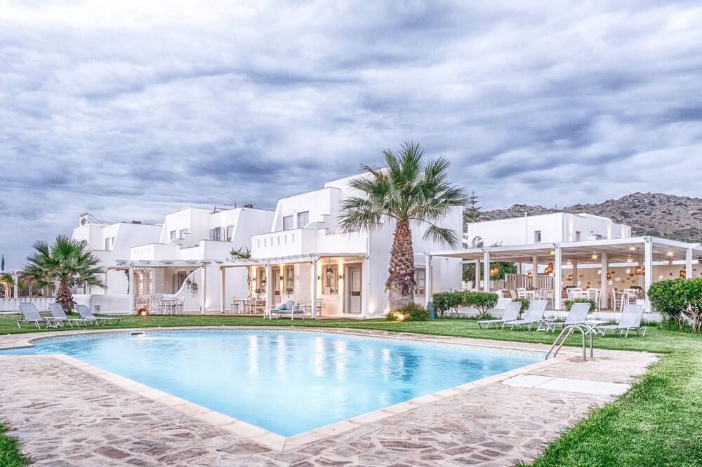 حوض السباحة