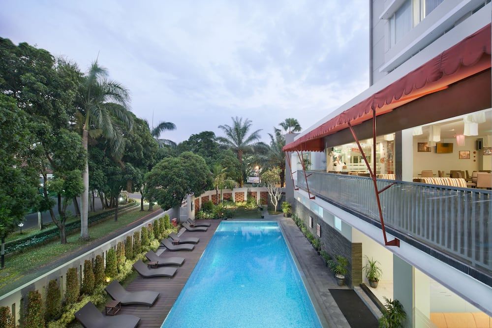 حوض السباحة