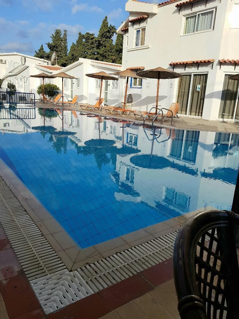 حوض السباحة